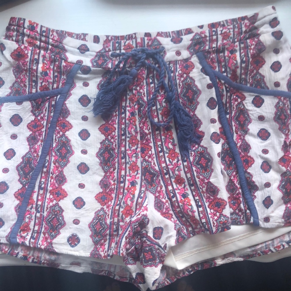 Patterned Flowy Shorts - Picture 5 of 10